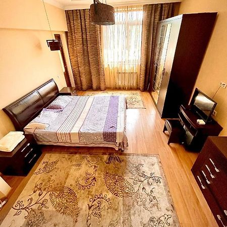 2 Room Flat Алма Ата Екстериор снимка