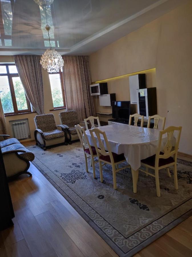 2 Room Flat Алма Ата Екстериор снимка