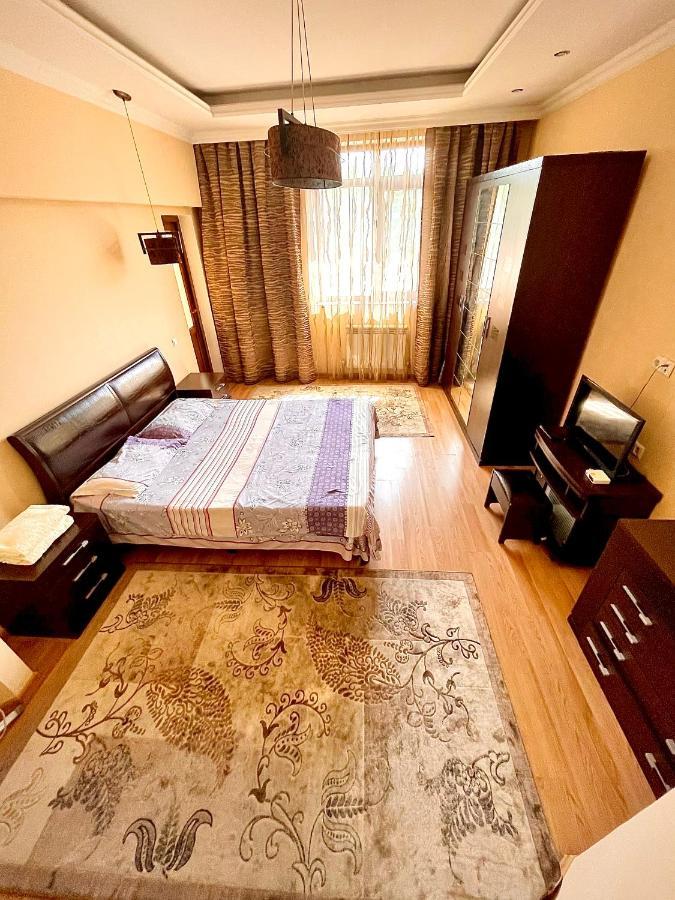 2 Room Flat Алма Ата Екстериор снимка